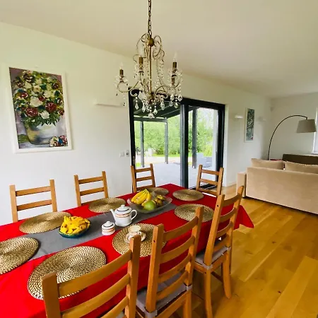 Bialy Dom Nad Jeziorem Rajgrodzkim Casa de Férias Krzywe (Elk)
